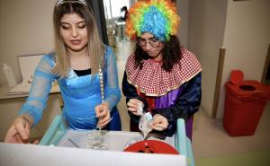 Foto: Anadolija / Medicinske sestre maskirane u likove iz crtanih filmova uveseljavaju male pacijente